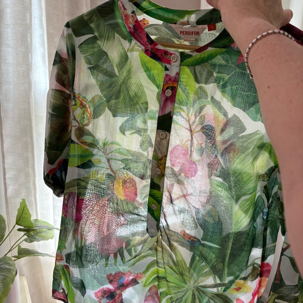 PERSIFOR Freya Placket Front Tropic in Grass Top. Size Small. - Picture 5 of 16